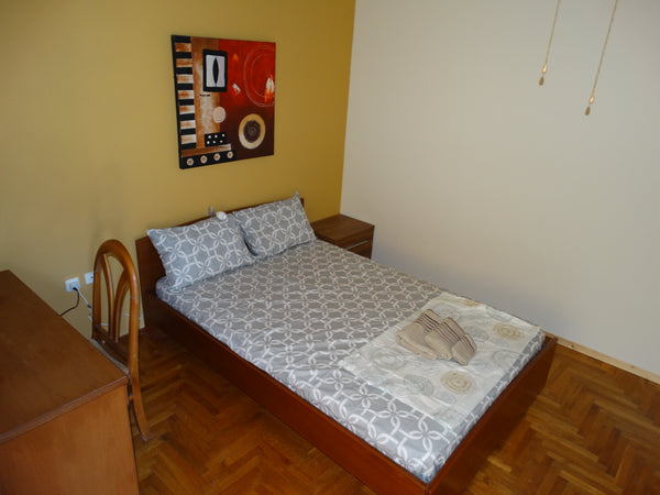 Zimmer verfügt über einen großen Balkon mit Tisch und 4 Stühlen und ist ausgesta Graz, Styria, Austria Sicher und Ruhig Zimmer 1 Private room in rental unit vacation rental 26067777