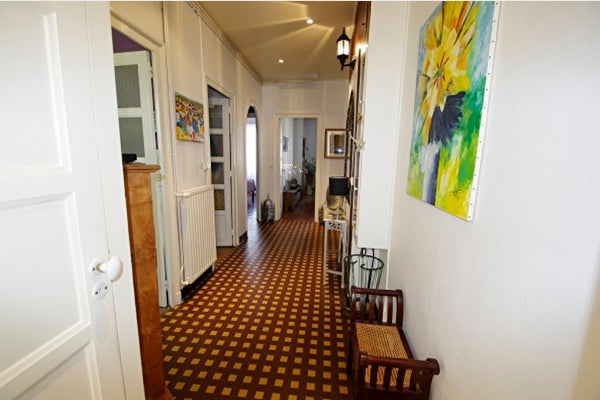 You will feel at home.   4 very large bedrooms, 2 with balcony . 2 bathrooms.<br Saint-Cyr-au-Mont-d'Or, France Ideal for groups or families : LYON city center! Entire rental unit vacation rental 9113115