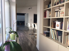 Chambre aménagée avec  salle de douche et toilettes privatives, un grand dressin Bordeaux, France Grande chambre aux Capucins avec sdb privée Private room in townhouse vacation rental 19109524