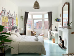 Charmant studio lumineux avec bow window récemment rénové et décoré, situé dans  Brussels, Belgium Charmant studio lumineux au coeur des Marolles Entire rental unit vacation rental 702136058838170491