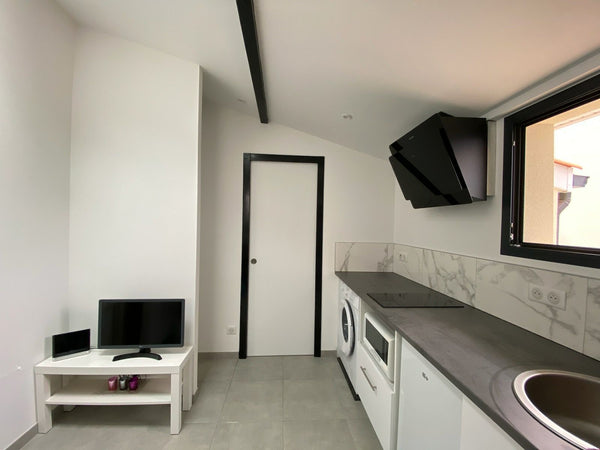 Studio de 14m2 à Cenon au calme. A proximité du centre commercial, de la rocade  Bordeaux, France Studio proche de Bordeaux Tiny home vacation rental 51729094