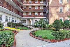 Get comfortable and enjoy plenty of extra room at this spacious place.<br />Clos Seattle, WA Rental unit in Queens · 3 bedrooms · 3 beds · 1.5 baths Entire rental unit vacation rental 915582219304445869