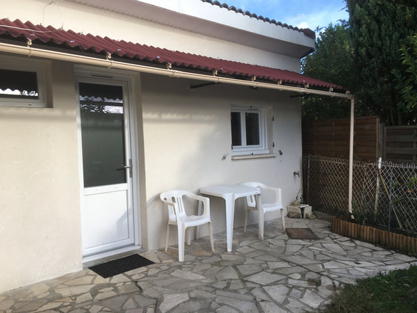Studio (dépendance attenant à notre garage) ; 18 m² situés dans notre jardin ave Le Haillan, France Studio avec Jardin proche transport accès Bordeaux Entire home vacation rental 26159081