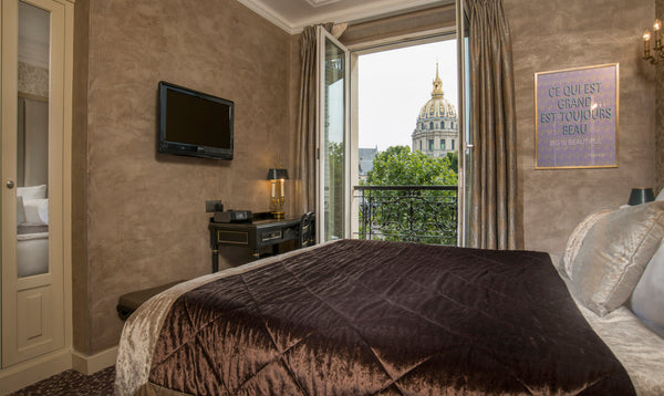 Enjoy a splendid room in a nice area with a breathtaking view on the Invalides d Paris, France Romantic room with a view on the Invalides Room in boutique hotel vacation rental 29581287