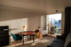 Joli studio, calme (8e étage, donnant sur cour) et lumineux (balcon orienté Oues  Studio romantique et lumineux avec balcon Entire rental unit vacation rental 20210035