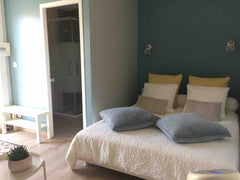 Belle chambre de 17 m2 avec lit 160 cm et sa salle d'eau située dans une dépenda Pessac, France Chambre dans une dépendance au calme Private room in home vacation rental 42661851