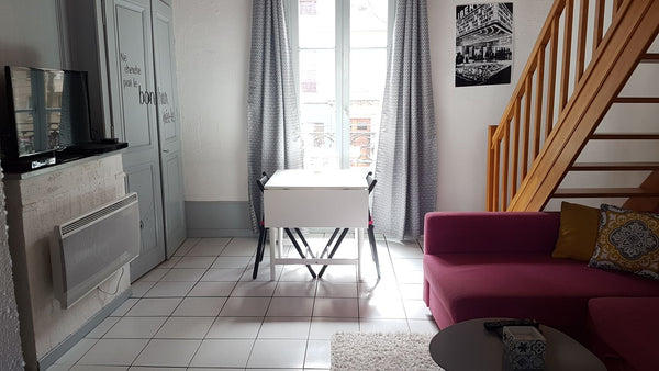 Je vous laisse mon petit appartement d'étudiante, très bien situé dans une rue v Orchamps-Vennes, France Studio au cœur du Quartier Lumière Entire loft vacation rental 21421546