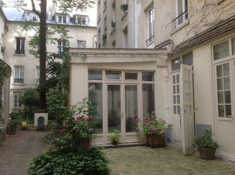 2 pièces, briques apparentes sous verrière, dans cour arborée à 2 pas du métro e Paris, France RDC canal St Martin et parking Entire rental unit vacation rental 5616536