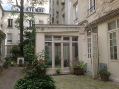 2 pièces, briques apparentes sous verrière, dans cour arborée à 2 pas du métro e Paris, France RDC canal St Martin et parking Entire rental unit vacation rental 5616536