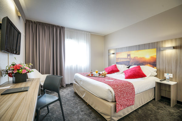 Welcoming guests is our job!<br />Our team available 24/24, is at your disposal   Private room in a 3 * hotel Room in hotel vacation rental 28265473