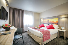 Welcoming guests is our job!<br />Our team available 24/24, is at your disposal   Private room in a 3 * hotel Room in hotel vacation rental 28265473
