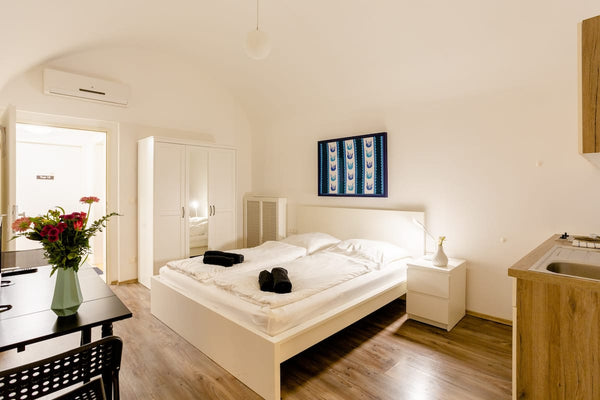 Genieß deine Zeit in Wiens ältestem Wohnhaus und genieße alle Annehmlichkeiten i Vienna, Austria Beautiful Apartment City Center 2 Entire rental unit vacation rental 49879733
