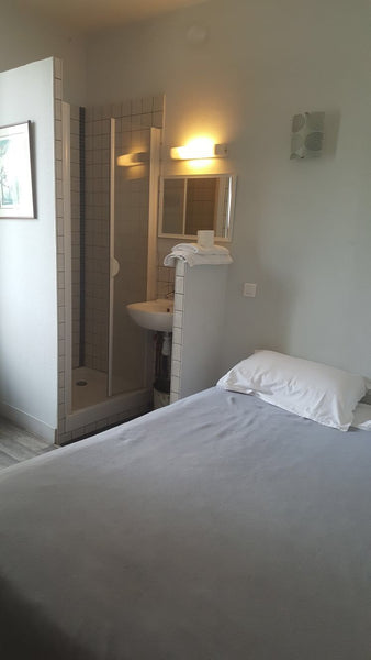 Petit hôtel familial, rénové,  à proximité du marché aux puces et à 20 minutes   Paris, France chambre 19 sur rue avec douche Room in hotel vacation rental 23638177