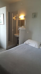 Petit hôtel familial, rénové,  à proximité du marché aux puces et à 20 minutes   Paris, France chambre 19 sur rue avec douche Room in hotel vacation rental 23638177
