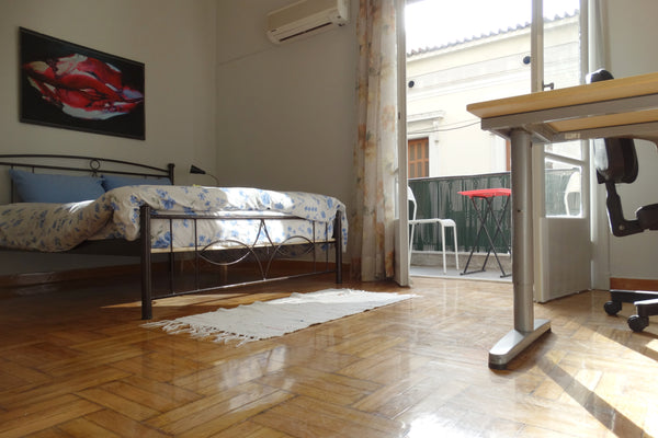 Sehr zentral gelegen, 10 Minuten zur nächsten Metrostation, 300m ins Zentrum Exa Graz, Styria, Austria Großes Zimmer mit Balkon in Exarchia Private room in rental unit vacation rental 572349167685014134