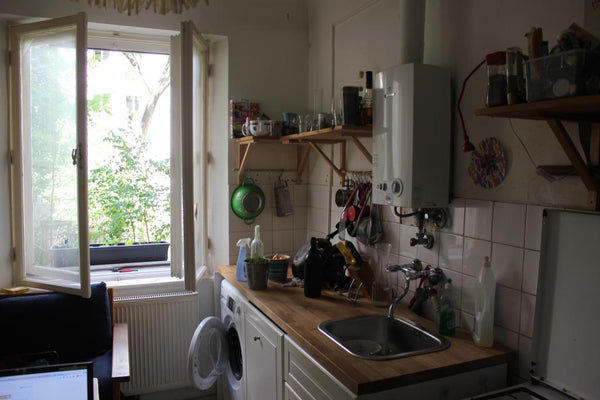 Das Zimmer ist recht klein (aber geräumig) 8 m^2, ist durch die Küche und eine S Munich, Germany Kleines, ruhiges WG-Zimmer im Herzen Wiens Private room in rental unit vacation rental 19745187