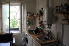 Das Zimmer ist recht klein (aber geräumig) 8 m^2, ist durch die Küche und eine S Munich, Germany Kleines, ruhiges WG-Zimmer im Herzen Wiens Private room in rental unit vacation rental 19745187