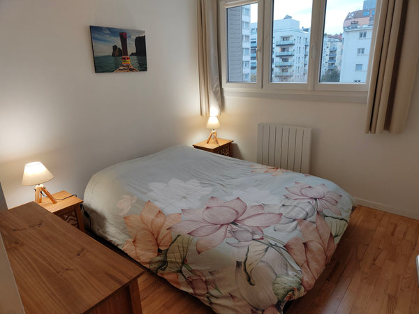 Le logement est situé à 12 minutes à pied de la gare Part Dieu, et à 2 arrêt de  Lyon, France Appartement cosy proche Part Dieu Private room in rental unit vacation rental 53692679