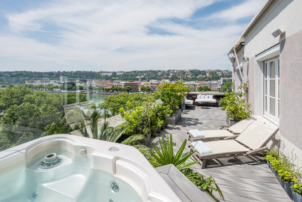 Situé sur les quais du Rhône, en dernier étage d’un immeuble de grand standing d Lyon, France Appartement grande terrasse vue panoramique et spa Entire rental unit vacation rental 24839946