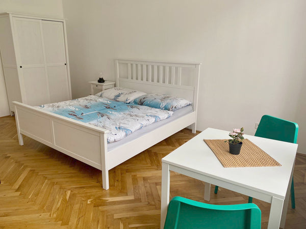 Die Wohnung ist eine typische Zimmer, Küche, Kabinett - Wohnung wie es in Wien d Vienna, Austria Haus 