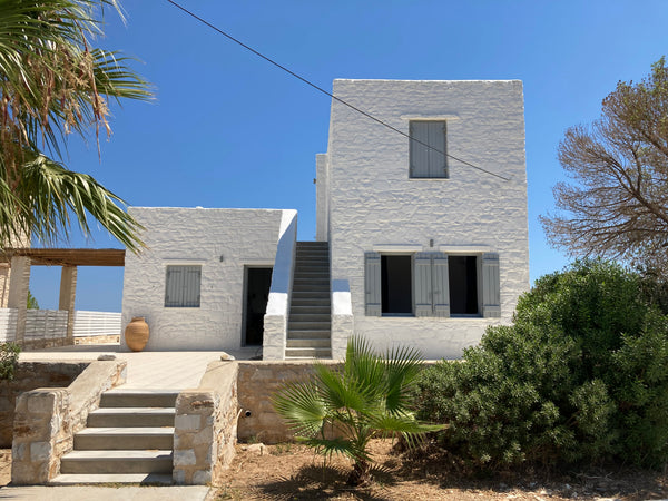 La Maison d'HÉLÈNE is an independent house surrounded by a wide veranda and a la  La Maison d'HELENE Cycladic home vacation rental 41901396