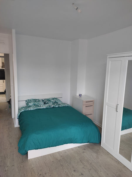 Ce logement parfaitement situé offre un accès facile à tous les sites et commodi Annonay, France Chambre avec place de parking gratuite a proximité Private room in rental unit vacation rental 38755066