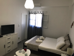 Independent studio flat, in the lively town of Naoussa. Renovated this year with  Kamara studio in Naoussa Tiny home vacation rental 33156378
