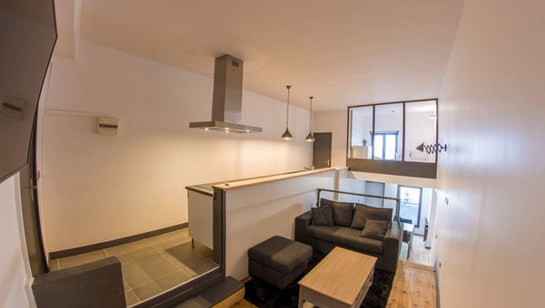Joli loft atypique situé dans le 9 ème arrondissement de Lyon, en face des quais Lyon, France Joli loft atypique 4 pers- Métro Valmy Entire rental unit vacation rental 54188975