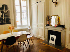 Ce grand appartement de 80 m2, en plein centre-ville, au calme, peut accueillir  Lyon, France Grand appartement en plein centre-ville Entire rental unit vacation rental 30178882
