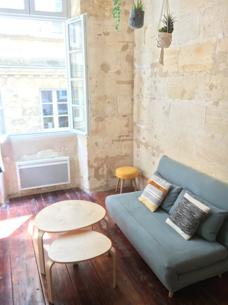 Superbe triplex typiquement bordelais totalement rénové à neuf. Il est situé en  Bordeaux, France Arty and cosy triplex Bordeaux historique Entire rental unit vacation rental 46763110
