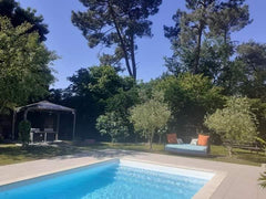 Lieu de repos, belle maison avec sa piscine et en seconde ligne. Idéale pour se  Bordeaux, France Maison au calme avec sa Piscine et son Jacuzzi Entire villa vacation rental 52235874