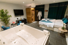 Doté d'une baignoire spa et d'un sauna, l'Appartement COSY avec Sauna et Spa Pri Lyon, France Appartement cosy avec Jacuzzi et Sauna privatif Entire rental unit vacation rental 47266228