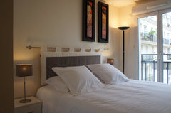 Chambre double avec salle d'eau privative dans notre appartement sécurisé dans u Paris, France VILLAGE MONTMARTRE Private room in rental unit vacation rental 3215428