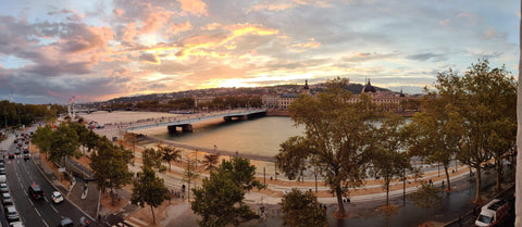 Appartement dans un immeuble ancien avec beaucoup de cachet sur les quais du Rhô Nimes, France Chambre et salon avec vue au coeur de Lyon Private room in rental unit vacation rental 44950749