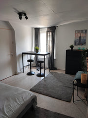 Comfortable double bedroom with a chest of drawers for clothes, an office space,  Bruxelles superbe chambre privée en plein coeur Private room in condo vacation rental 628025907095422653