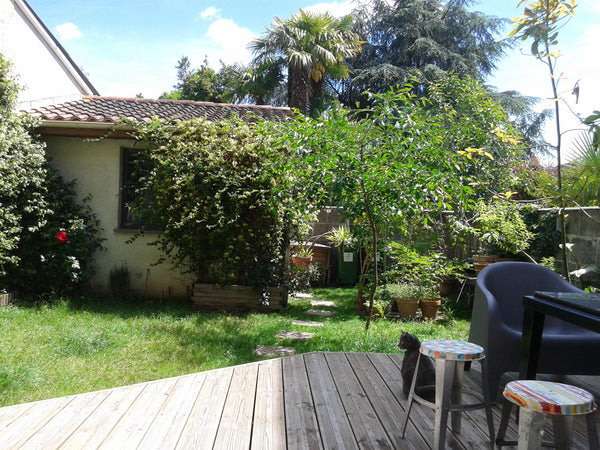 Située dans un quartier très calme  à 10 minutes à pied de l'hyper centre, mon l Bordeaux, France Agréable maison Bordeaux centre, jardin et calme ! Entire home vacation rental 4214378