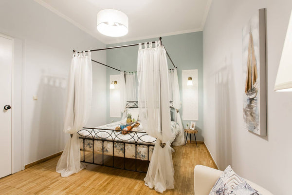 A pretty and a smart private double room in the heart of the city. Romantic desi Athens, Greece Beautiful practical room 2 in Syntagma Private room in rental unit vacation rental 40885200