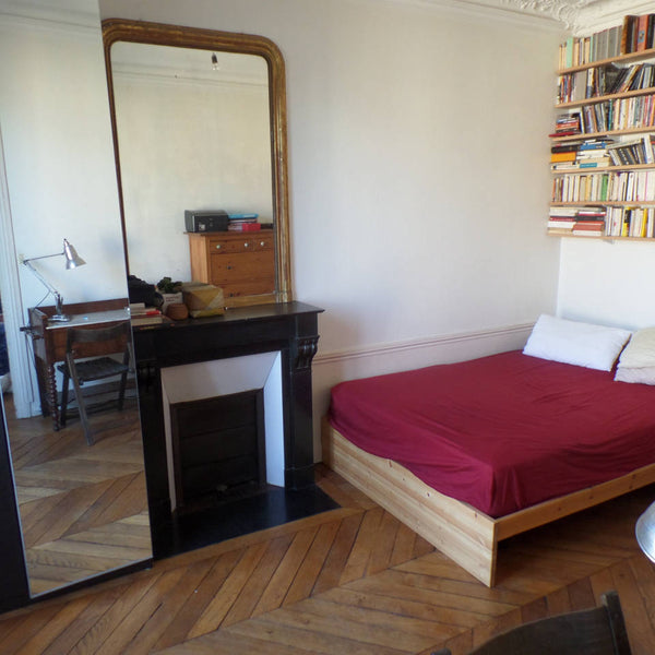 Une chambre privée, dans un appartement haussmannien avec une vue sur la mairie  Paris, France Chambre privée près des Buttes Chaumont Private room in rental unit vacation rental 19994420