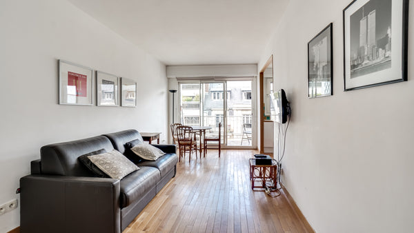 Paris 16th. Trocadero Passy, Rue de la Pompe : perfect area for students. Shoppi Paris, France ID 253 Cosy Studio with a balcony Entire rental unit vacation rental 6486015