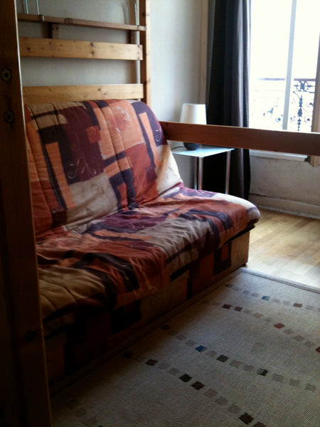 Studio entièrement meublé 15m2. Cuisine séparée avec fenêtre, frigo, plaque élec  Studio meublé 15 m2 PARIS 15ème Entire rental unit vacation rental 7309236