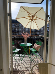 Hyggelig frederiksberglejlighed i "svømmehalskvarteret" på Frederiksberg. Din fa Copenhagen, Denmark Finurlig, frisk og farverig Frederiksberglejlighed Entire condo vacation rental 694159347929595844
