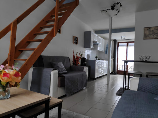 Flat privé  avec Mezzanine entièrement rénové. Entre l'aéroport et le centre vil Brussels, Belgium Flat avec Mezzanine entre l'aéroport et le centre Entire rental unit vacation rental 37774364