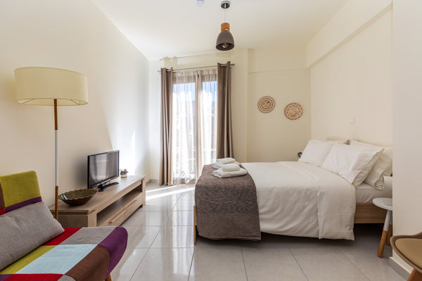 This brand new studio apartment has a balcony to our fun and colorful street, an Tel Aviv-Yafo, Tel Aviv District, Israel Balcony fully suited Studio Apartment in Psyri #2 Entire rental unit vacation rental 30097087