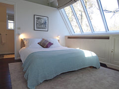 Bright and spacious room in beige and pale green tones with a large canopy. Ensu Uccle, Belgium Bright deluxe room in a green scenery Private room in home vacation rental 10398053