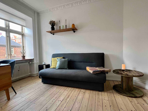 Lys, rummelig og familievenlig lejlighed med trægulv. Lejligheden er beliggende  Copenhagen, Denmark Charmerende lejlighed tæt på by, strand og metro. Entire condo vacation rental 596356197633652143