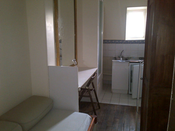 Chambre indépendante  équipée avec douche et coin cuisine  , ascenseur à l'étage Paris, France Chambre independante. Entire rental unit vacation rental 7158439