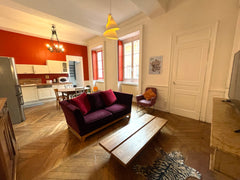 Dans un immeuble ancien de caractère, ce beau T3 bis de 75 m2 saura vous charmer  PROMO / Charmant T3 lumineux - Place des Terreaux Entire rental unit vacation rental 735345793039135551