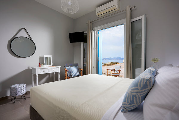 Villa Imperial is located in Mandrakia of Milos and offers access to a balcony w  Villa Imperial Milos Cycladic home vacation rental 39911683