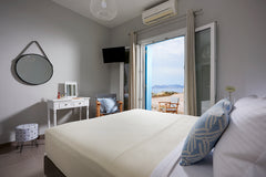 Villa Imperial is located in Mandrakia of Milos and offers access to a balcony w  Villa Imperial Milos Cycladic home vacation rental 39911683