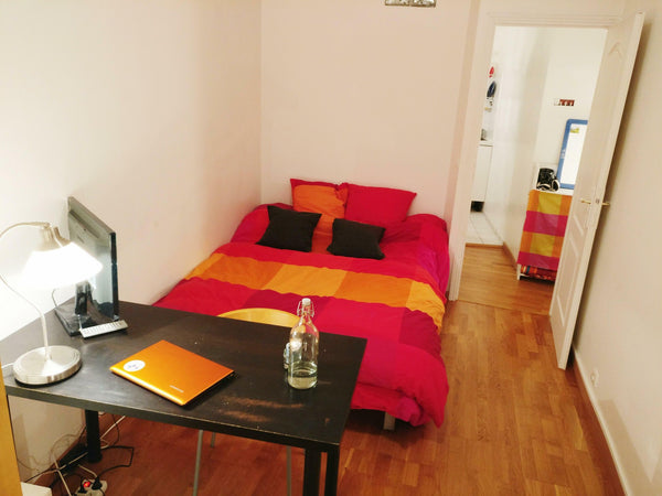 Apparemment cosy, parfait pour deux personnes.<br />Très bien situé à proximité  Paris, France Charmant Studio 20m2 proche métro / RER Entire condo vacation rental 10907089